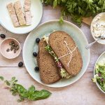 panino con mousse di tonno e robiola capperi olive insalate