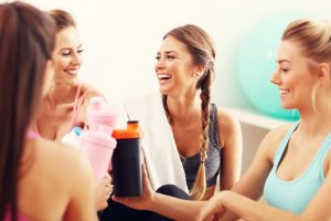 Chiacchierare con qualcuno che non conosci ti rende più felice