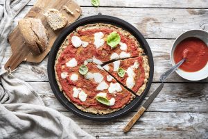 Pizza di pane, un’idea gustosa per riciclare il pane raffermo