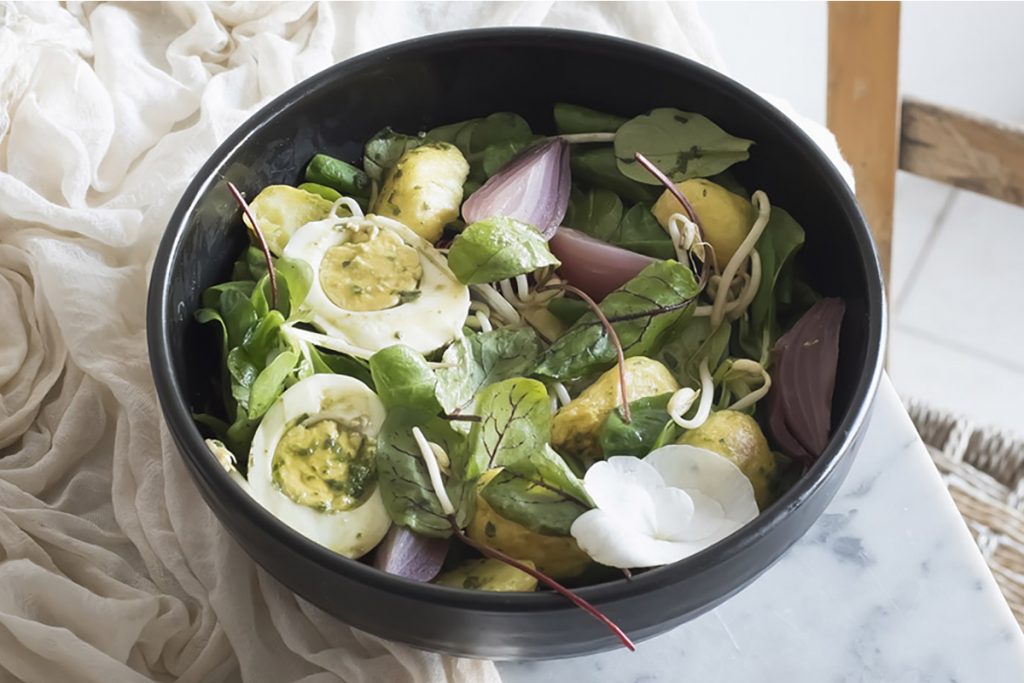 ricette con uova insalata ai germogli di soia, cipolle rosse, patate novelle e uova
