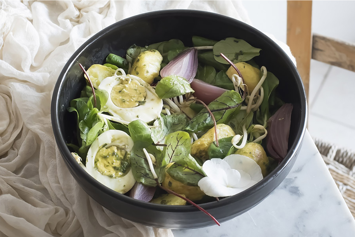 ricette con uova: insalata ai germogli di soia, cipolle rosse, patate novelle e uova