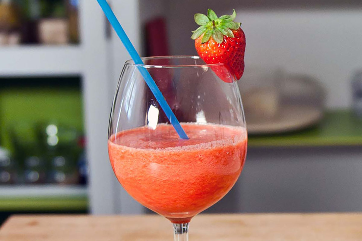 ricette con ananas: Smoothie disintossicante alle fragole e ananas