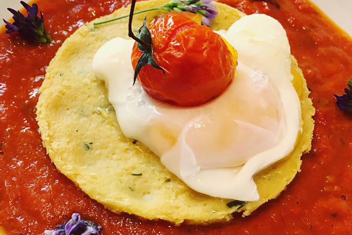 ricette con uova spuma di pachino con panella croccante e uovo in camicia