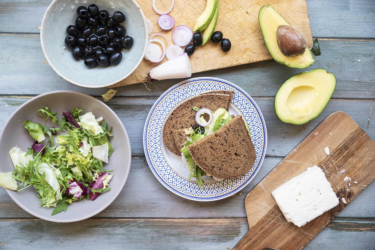 Panino con feta, avocado, cipollotto, insalate e olive nere