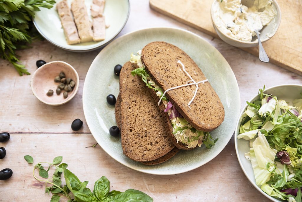 Panino con mousse di tonno e robiola, capperi, olive e insalate