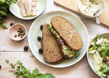 Panino con mousse di tonno e robiola, capperi, olive e insalate