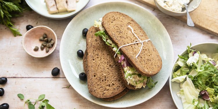 Panino con mousse di tonno e robiola, capperi, olive e insalate