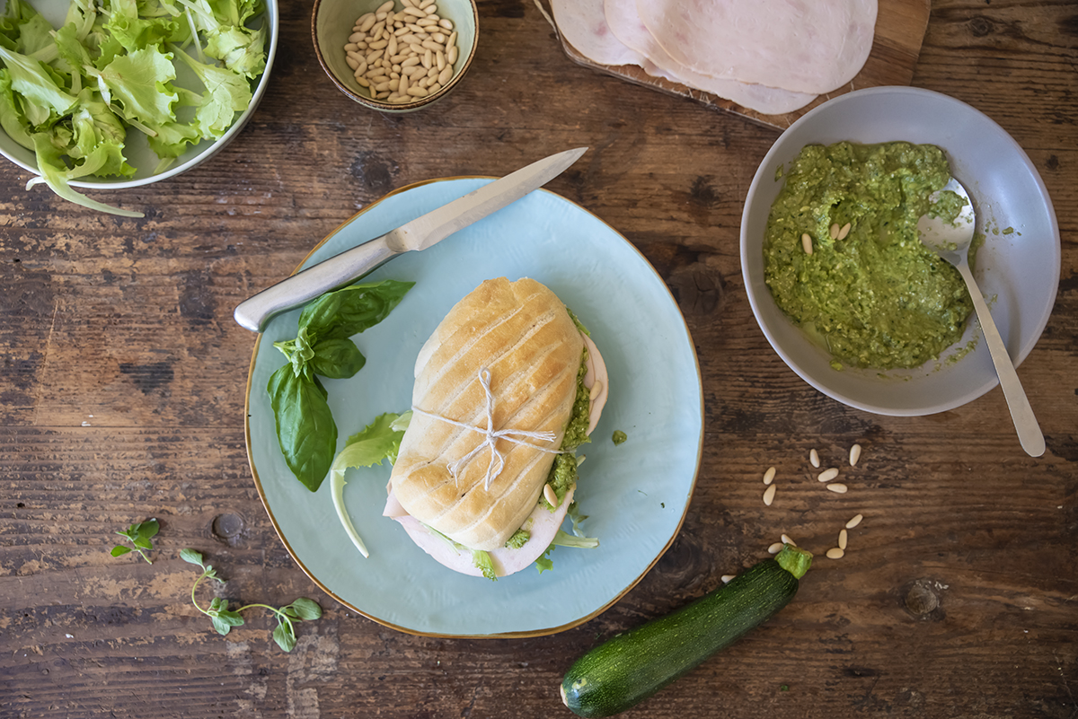 Panino con pesto di zucchine, fesa di tacchino arrosto e lattughino