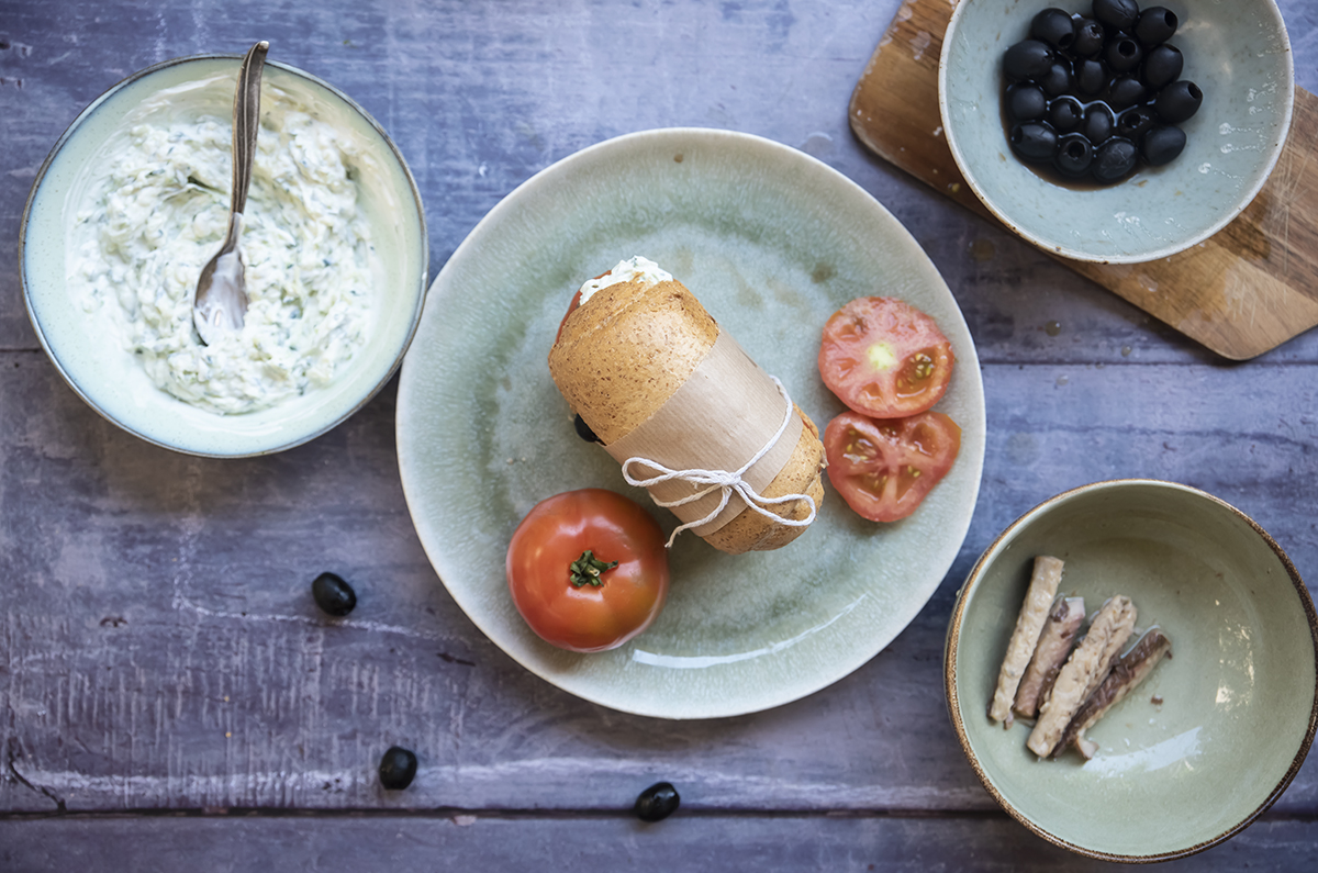 Panino con tzatziki, sgombro, olive nere e pomodoro