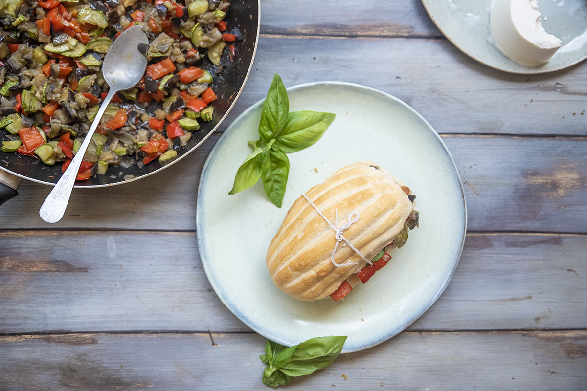 Panino con verdure estive al basilico e ricotta