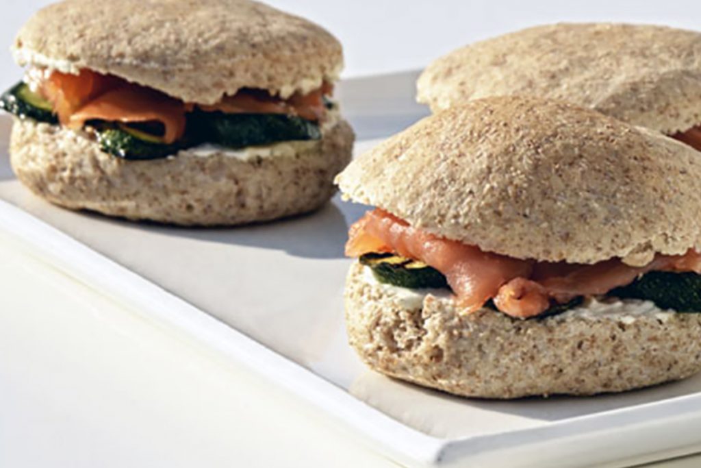 Panino integrale con salmone e zucchine