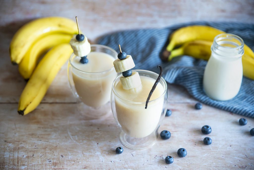 te bianco con latte alla vaniglia e banane