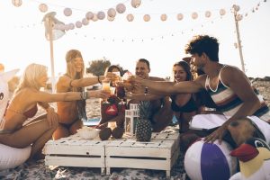 Come sopravvivere ad aperitivi, cene e feste d’estate? I consigli del nutrizionista