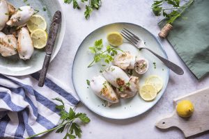 Calamari ripieni in padella, una ricetta leggera e saporita