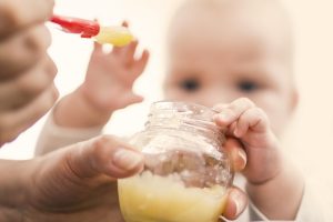 Nei cibi per neonati ci sono troppi zuccheri, avverte l’Oms