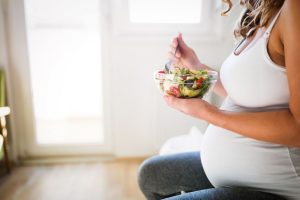 Dieta in gravidanza: cosa mangiare, fabbisogno calorico, come evitare le carenze