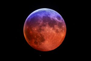 Tutti con gli occhi al cielo: stanotte c’è l’eclissi (parziale) di luna!