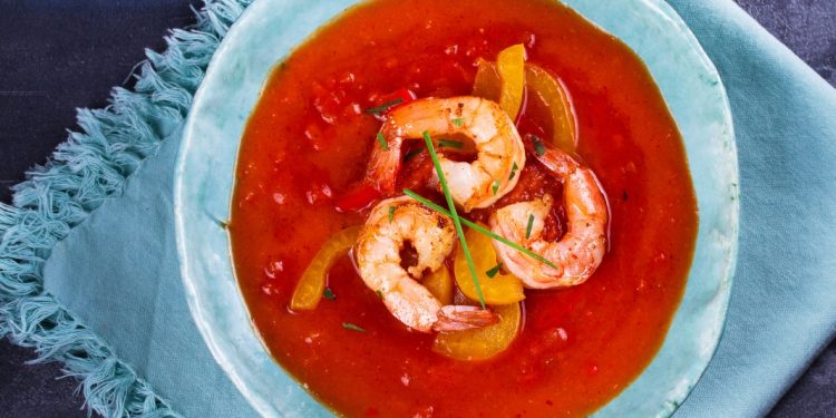 gazpacho con gamberi: zuppa fredda perfetta a dieta