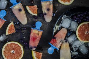 Ghiaccioli al pompelmo, fragole e mirtilli
