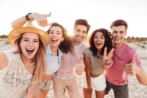 Gli amici ti salvano la vita e la salute mentale. Festeggiali oggi, nella Giornata mondiale dell’amicizia!