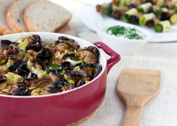 una pirofila rossa e un piatto con involtini