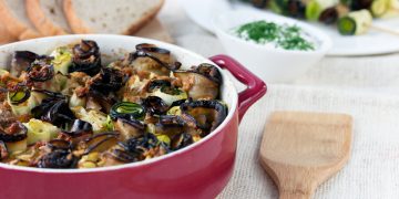 una pirofila rossa e un piatto con involtini