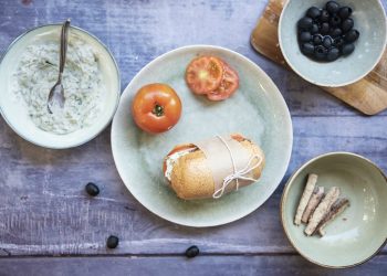 Ricette e cibi crudi quando fa caldo: panino con tzatziki, sgombro, olive nere e pomodoro