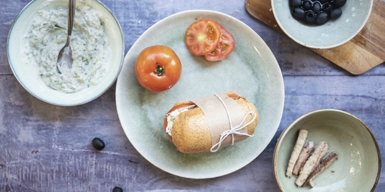 Ricette e cibi crudi quando fa caldo: panino con tzatziki, sgombro, olive nere e pomodoro