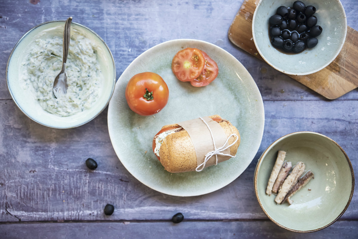 Panino con tzatziki, sgombro, olive nere e pomodoro