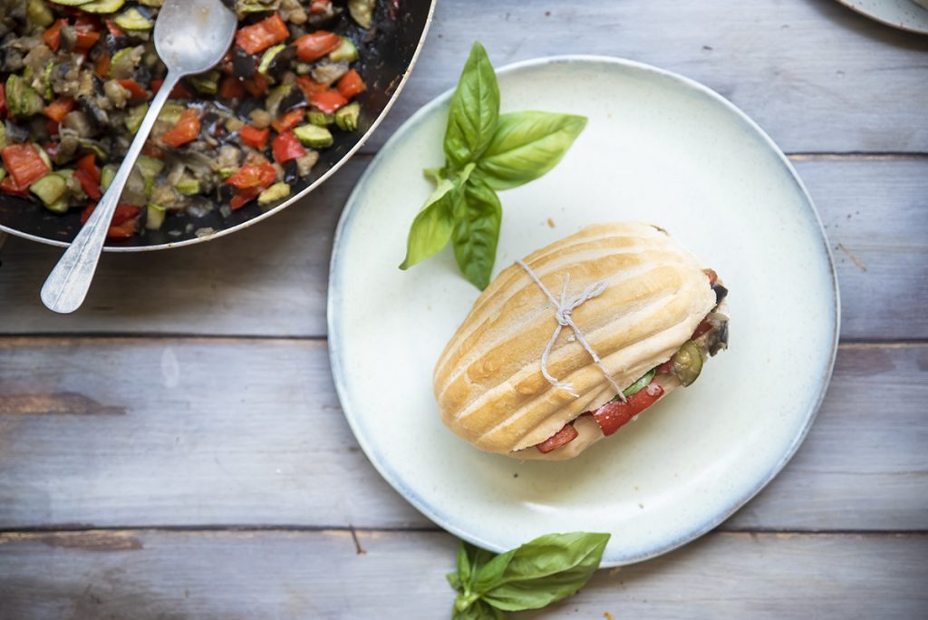 Panino con verdure e ricotta