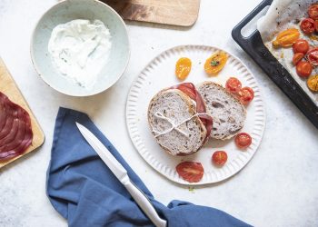 panino con bresaola, ricotta al basilico e pomodori confit