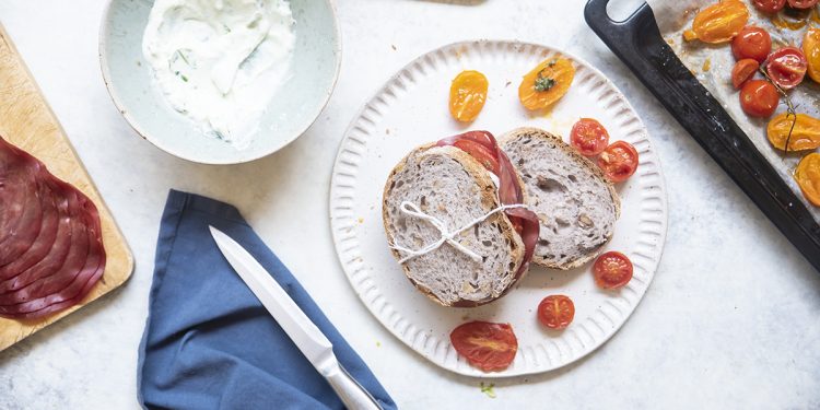 panino con bresaola, ricotta al basilico e pomodori confit