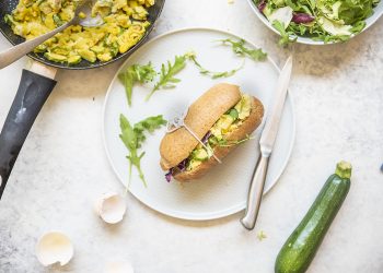 panino con uova strapazzate alle zucchine