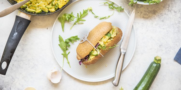 panino con uova strapazzate alle zucchine