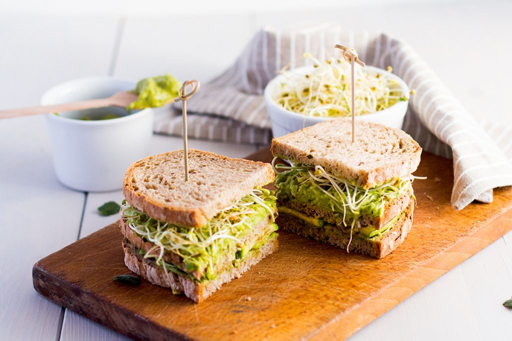 Panino integrale con zucchine, guacamole e germogli di fieno greco