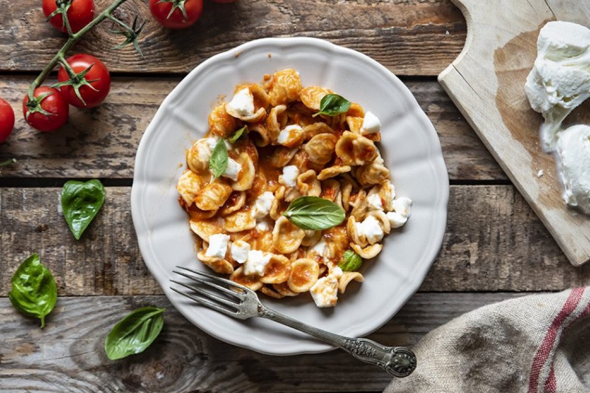 pasta fredda con peperoni mozzarella e pomodori
