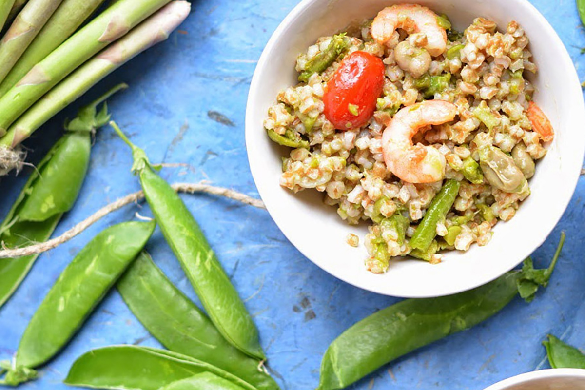 ricette con farro insalata primaverile di farro fave asparagi gamberi