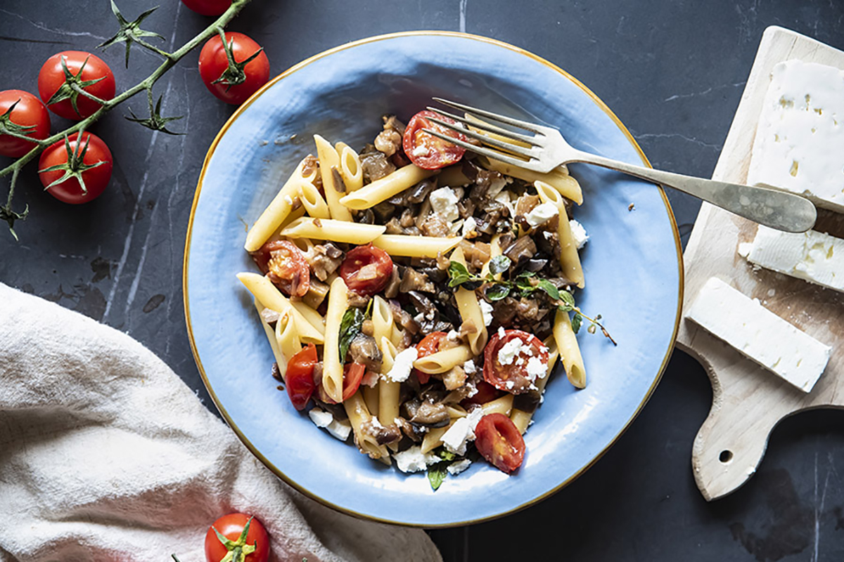 ricette con melanzane pasta fredda con melanzane, feta, origano e pomodorini