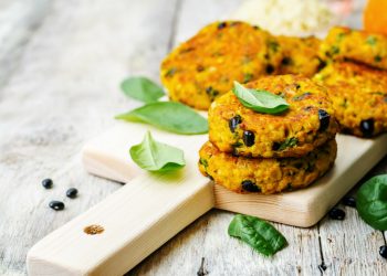 ricette con miglio: primo piano di un tagliere con polpette di miglio e salvia