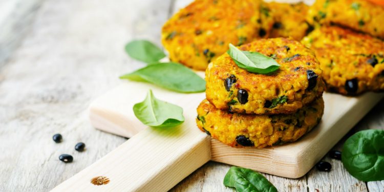 ricette con miglio: primo piano di un tagliere con polpette di miglio e salvia