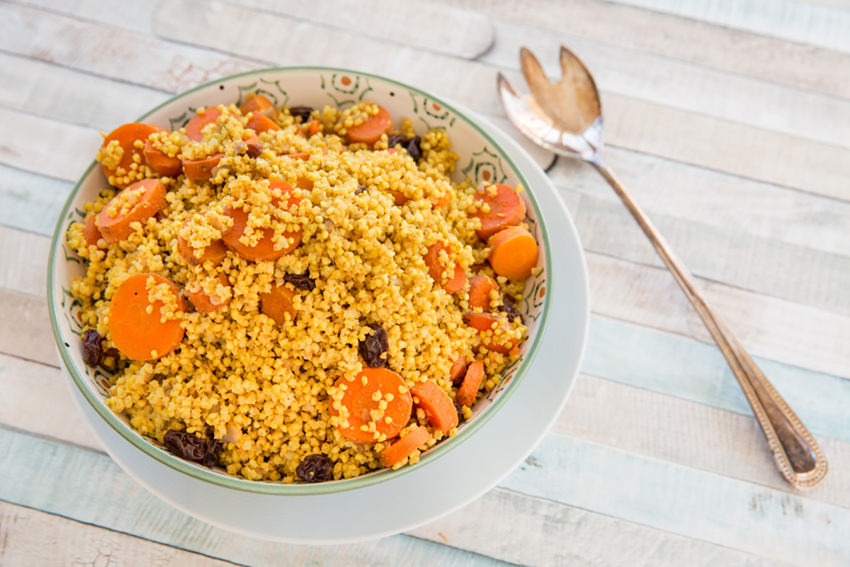 ricette con miglio: miglio saltato con carote pinoli e olive