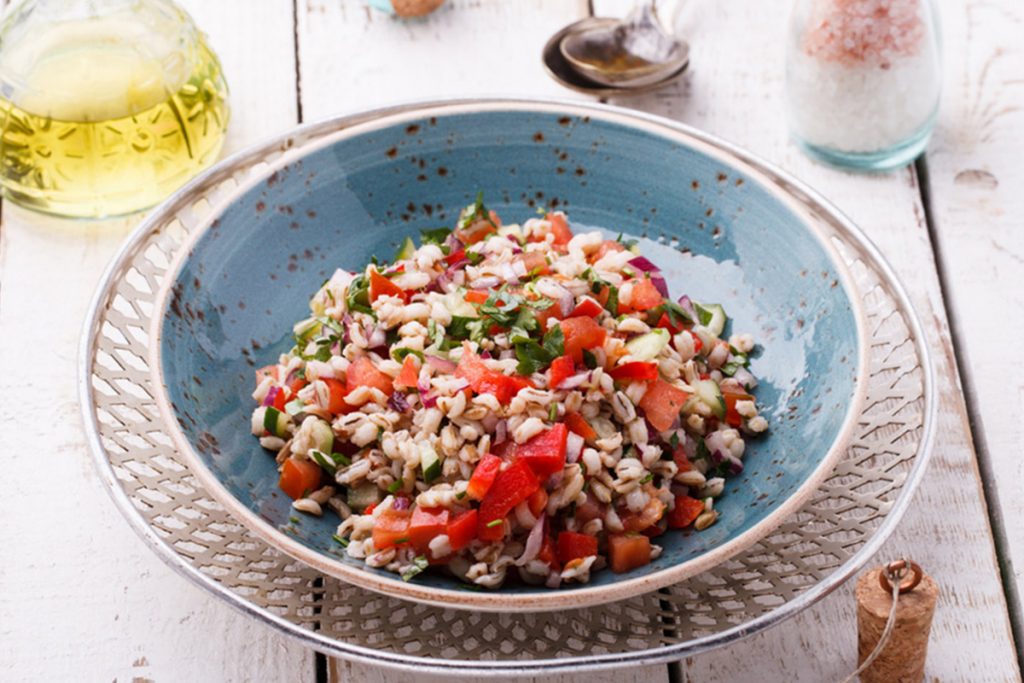 ricette con orzo: orzo con pomodorini e olive