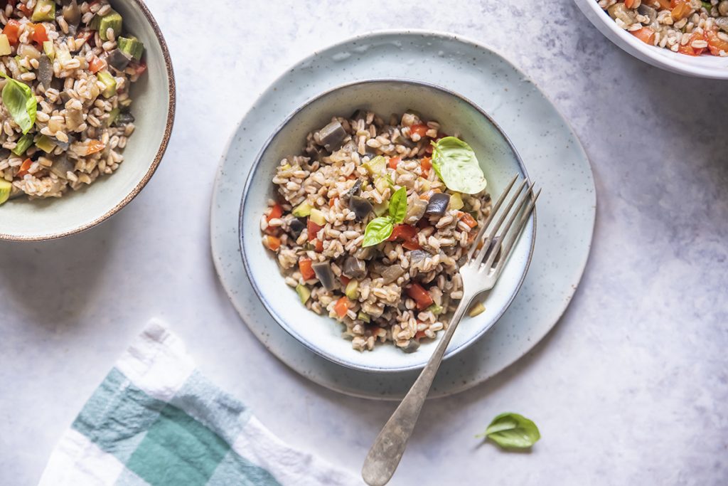 ricette con insalata di farro con melanzane, zucchine e peperoni al basilico
