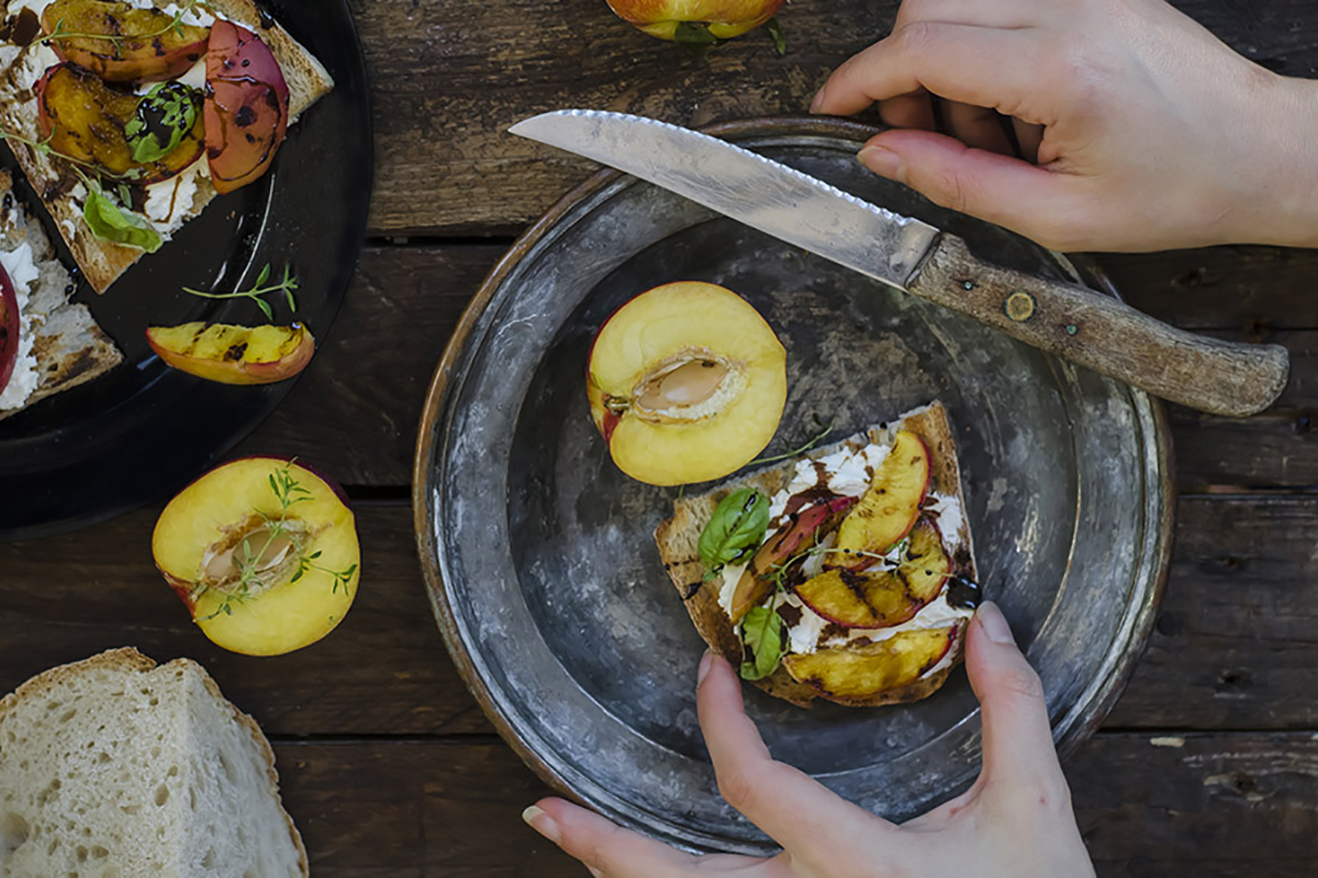 ricette con pesche bruschetta con caprino, pesche grigliate e riduzione di aceto balsamico