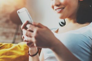 Usi lo smartphone più di 5 ore al giorno? Sei più a rischio obesità