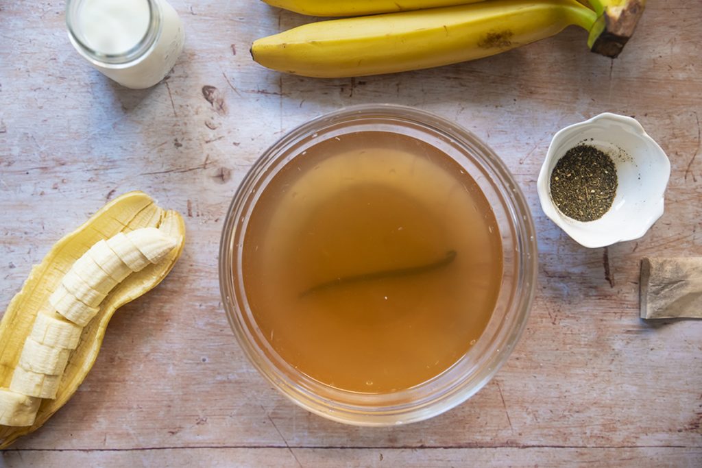 te bianco con latte alla vaniglia e banane