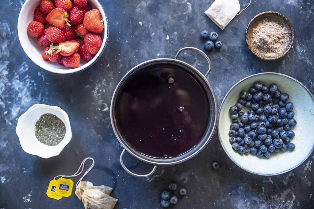 te verde con succo di mirtillo fragole cardamomo