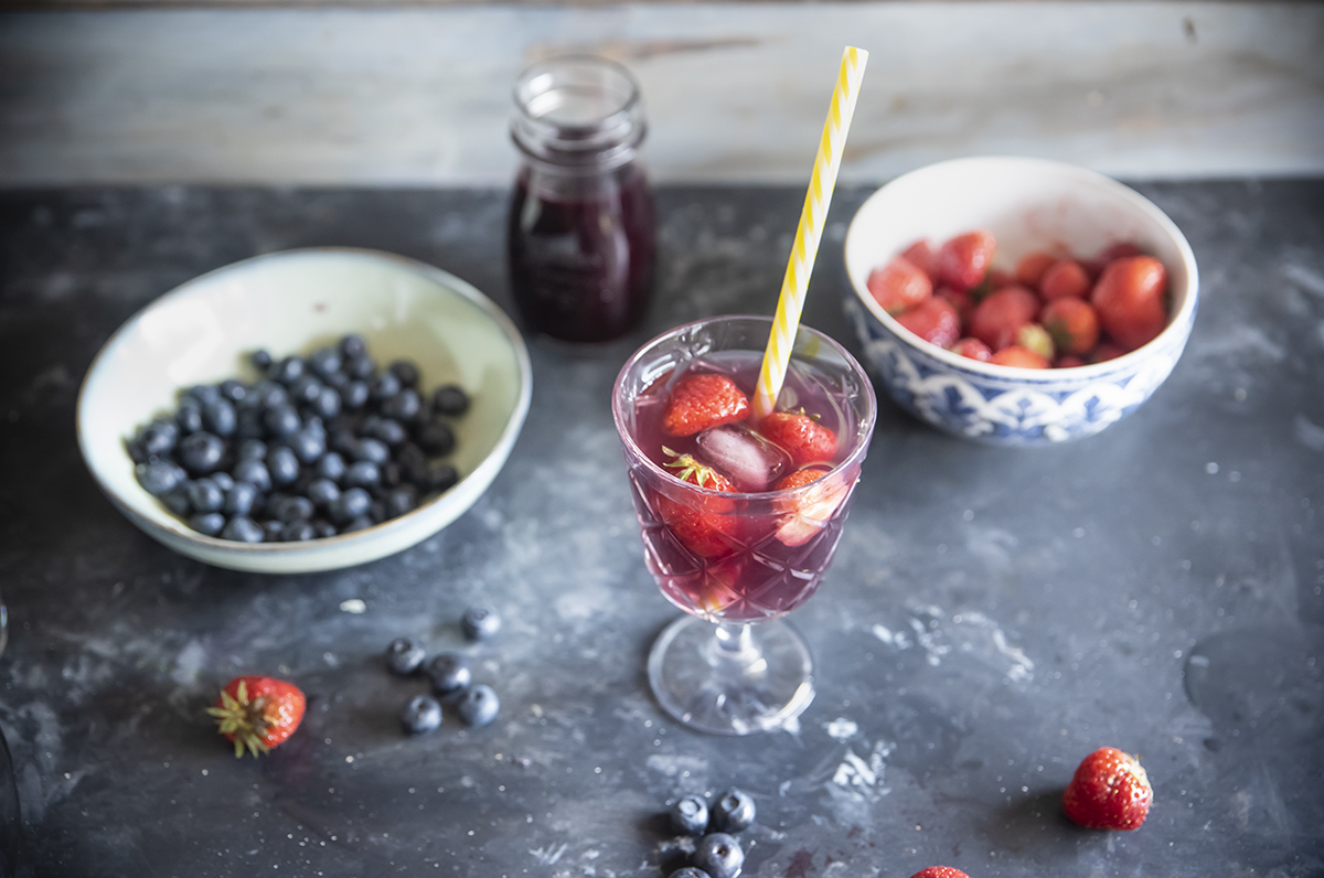 Tè verde con succo di mirtillo, fragole e cardamomo