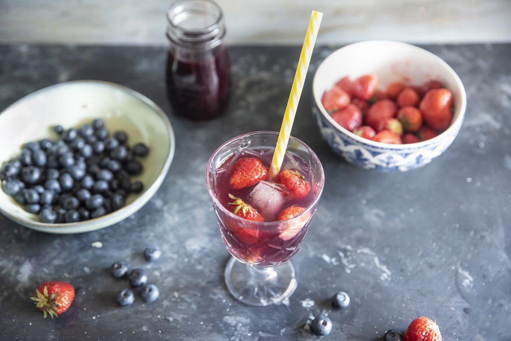 te verde con succo di mirtillo fragole cardamomo