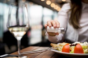 Se mangi troppo salato potresti sentirti più gonfio